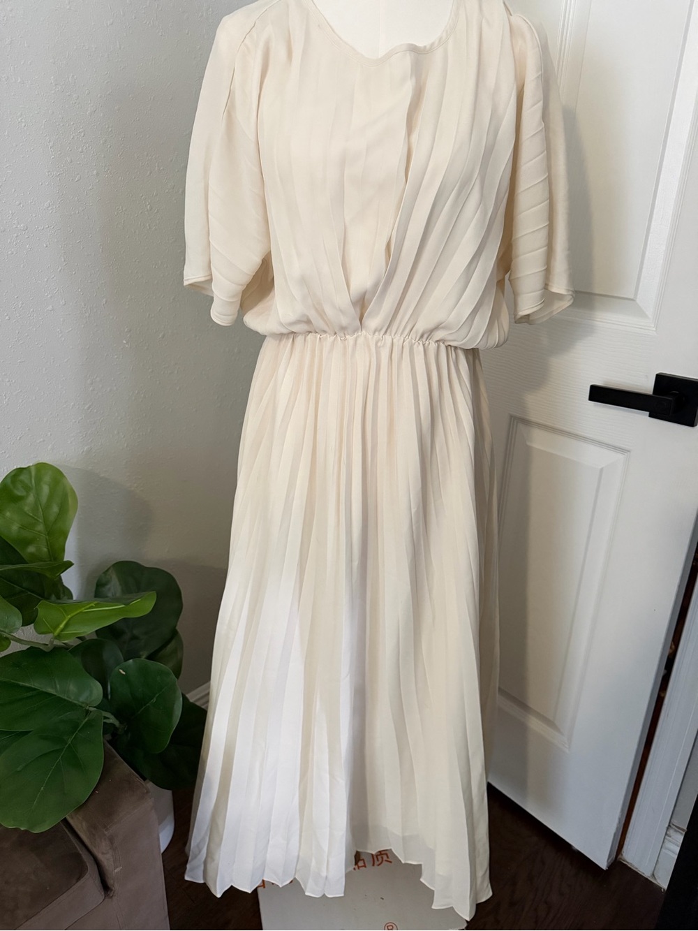 Elegant Cream Pleated Maxi Dress